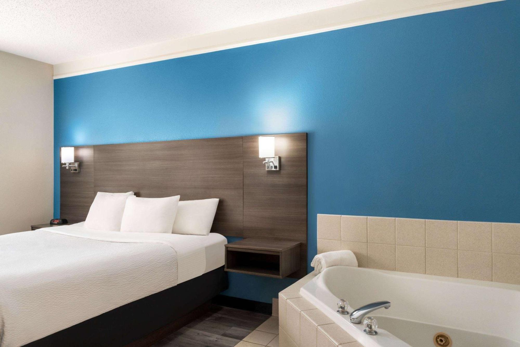 La Quinta By Wyndham Madison American Center Exterior photo